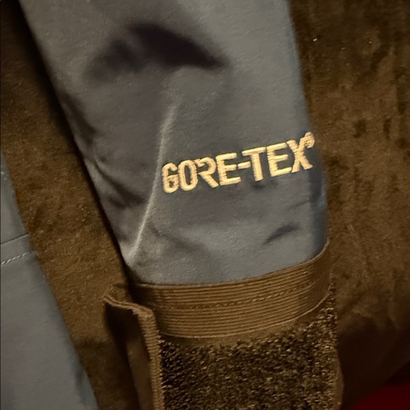 The North Face Two-Tone Blue and Black Hooded Jacket - Picture 3 of 10